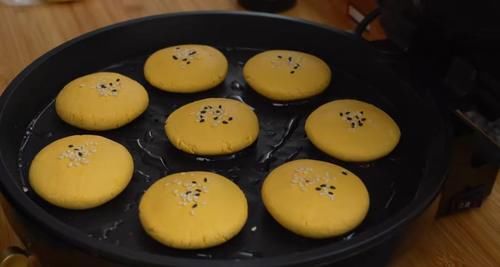  南瓜|冬天多吃南瓜糯米粉，不加一滴水，软糯香甜还流心，比油炸还好吃