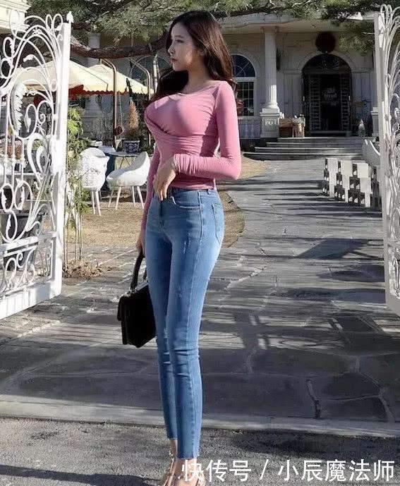 美女穿搭穿紧身牛仔裤，大长腿无人能及，轻松营造女神气息