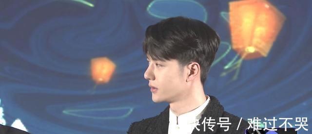 王一博片場笑不停，贊百里弘毅是技術(shù)流，幾秒鐘解開魯班鎖