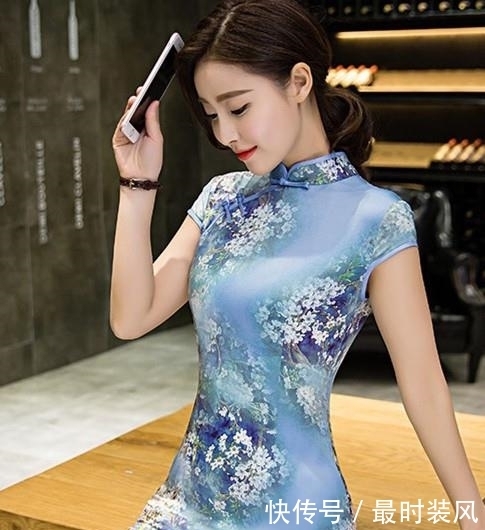 迷人的旗袍,白皙的肌肤如凝脂般泛着光泽,令人着迷