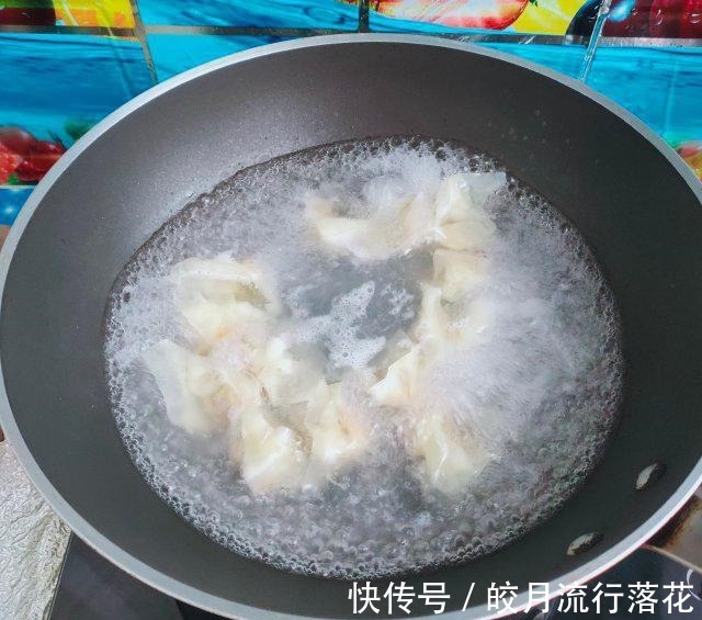 馄饨|紫菜酸汤馄饨，汤鲜味美，美味早餐！