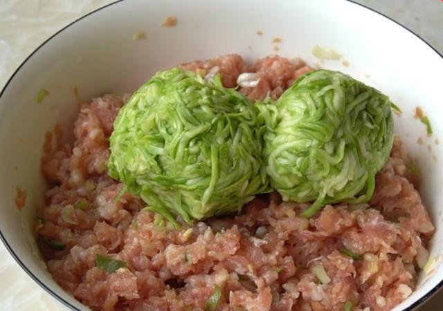 西葫芦新吃法,加一碗糯米,不加水不放油,鲜嫩营养、做法简单