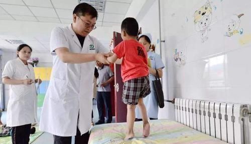 医生|孕检发现孩子没有手脚,妈妈却坚持和医生说“生”,如今活成公主