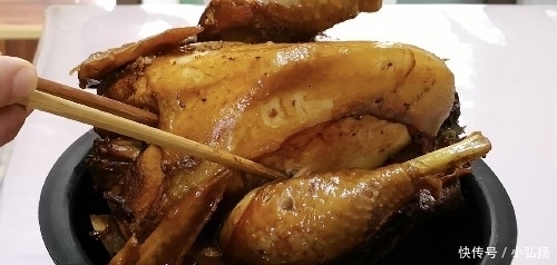 整只鸡往电饭锅里一丢,不加1滴水1滴油,出锅后老婆和儿子抢着吃
