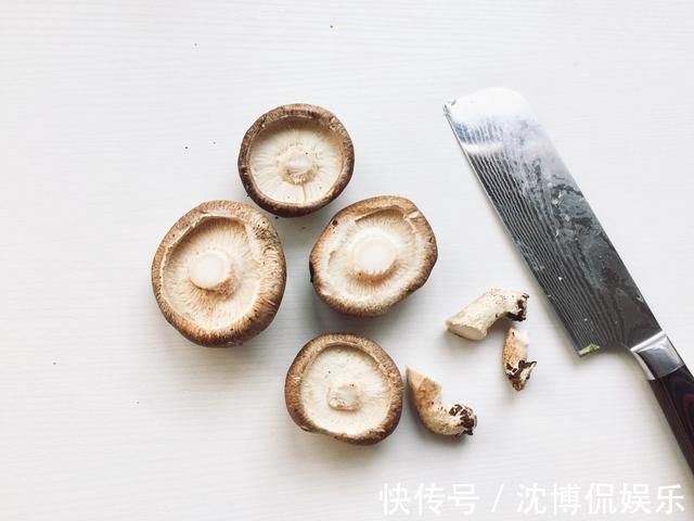 小虫子|香菇不能用水冲洗或焯水，正确方法可让脏东西乖乖溜走，2招学会