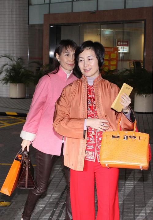 马甲|坐拥320亿身家的何超琼,穿毛衣配小马甲,造型和普通人一个样