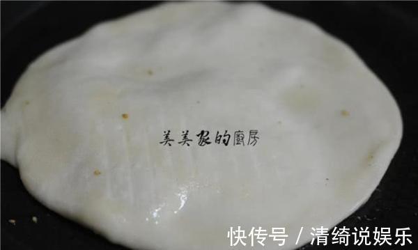 烙饼要暄软，用对水是关键，这样和面，凉了饼也特别软！