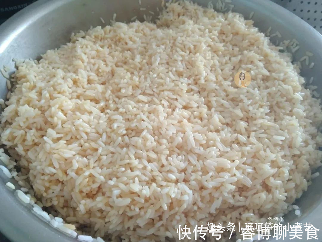 香菇|端午节将至，教你做鲜香味美的咸蛋黄肉粽，软糯诱人，吃了还想吃