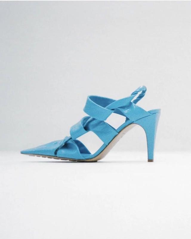 参考价格 翻了身的“土味凉鞋”,这次成了时髦精心中的C位