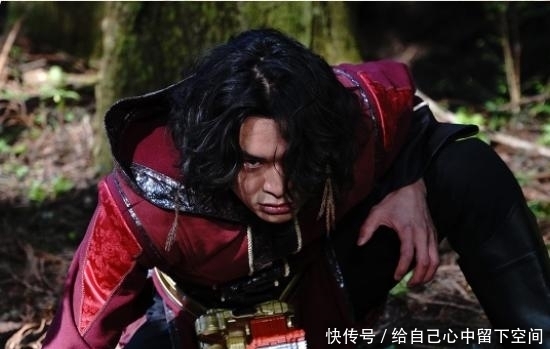 飞龙|假面骑士玩梗图：拿到刃王剑的托马，被粉丝抓到坐实了带恶人属性
