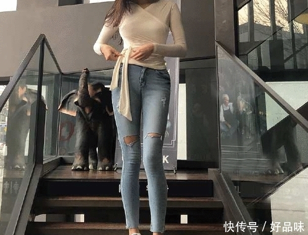 对你的腿没有信心? 紧身牛仔裤让你看起来很漂亮