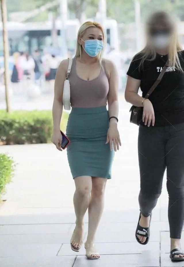 小姐姐的包臀裙搭配宽松背心,给人眼前一亮的时尚感