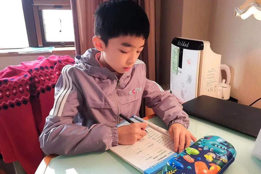 武汉伢王玥鑫登春晚,温情演绎封城记忆,比看明星还惊喜