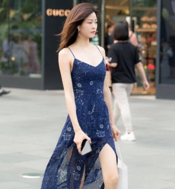 街拍小姐姐一身清新的蓝色连衣裙,绽放出简约大方曼妙身姿