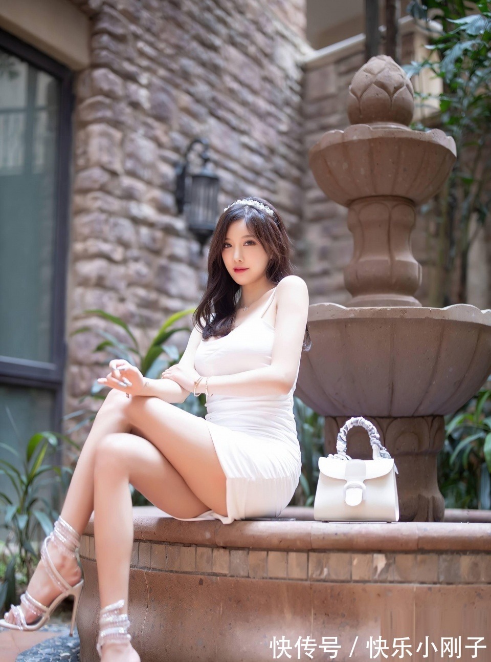 白色连衣裙 清纯的吊带白色连衣裙,完全不挑肤色和身材,小姐姐好似初恋女神