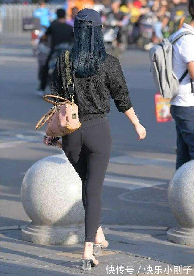 俏皮 时尚俏皮的打底裤穿搭呈现时髦气息,穿出自我个性,还能显瘦