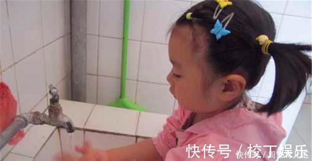 放水|4岁女儿把手机放水里“洗”,妈妈失控之后,孩子再也没醒过来