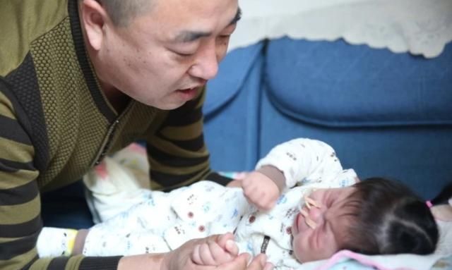 全家|45岁高龄妈妈生二胎,23岁儿子举手赞成,孩子出生之后全家沉默了