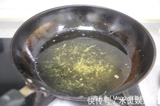 想要猪油熬得洁白，可别小看这碗凉水，熬得又快还有清香味