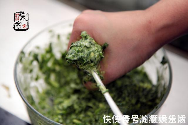 盘子|韭菜这吃法，不放1滴水，外酥脆内香软，老爸一口气吃了1盘子！
