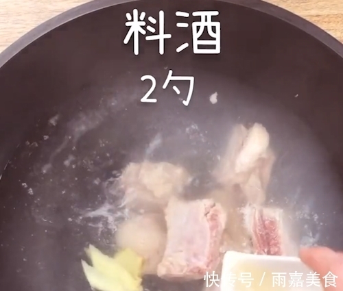 为什么排骨焯水后又腥又柴？看完大厨做法才知道，原来是用错水了