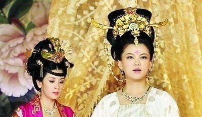 武则天出上联“河里荷花,和尚掐去何人戴”满朝文武都不敢对