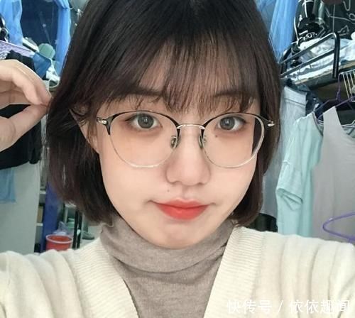 小姐姐|大圆脸“发型避雷”:齐刘海土气显脸大,大波浪让脖子更短