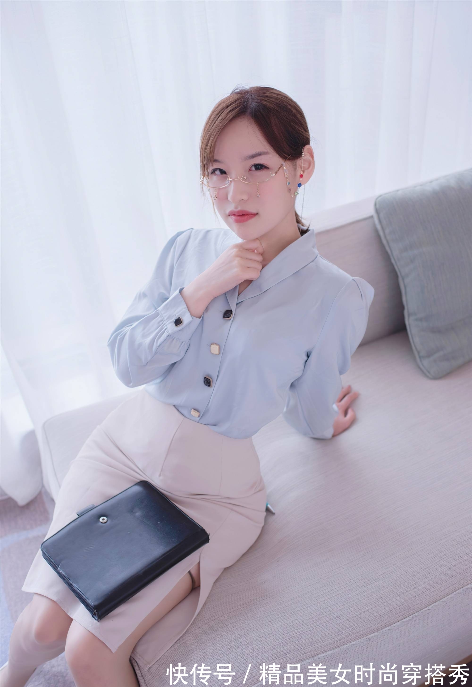 女性 浅蓝色衬衫搭配高腰半身裙,展现女性优雅的一面