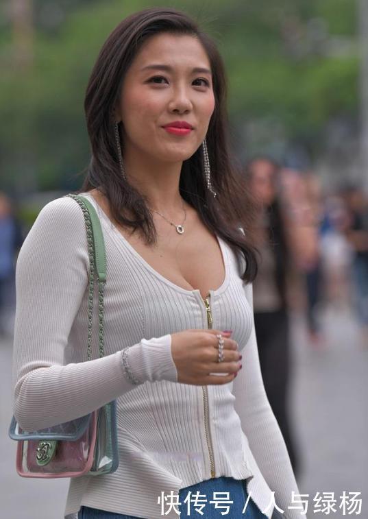 白色紧身长袖搭配牛仔元素,颜色碰撞,凸显美感