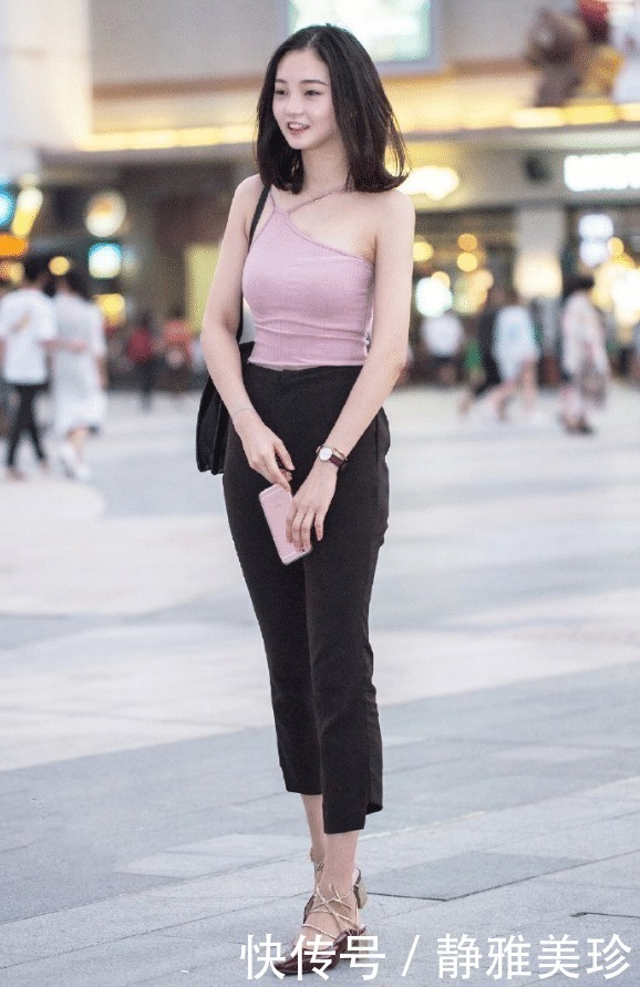 鞋子|街拍：奶奶式的绑带鞋，显脚瘦就罢了，让人丝毫没有抵抗力