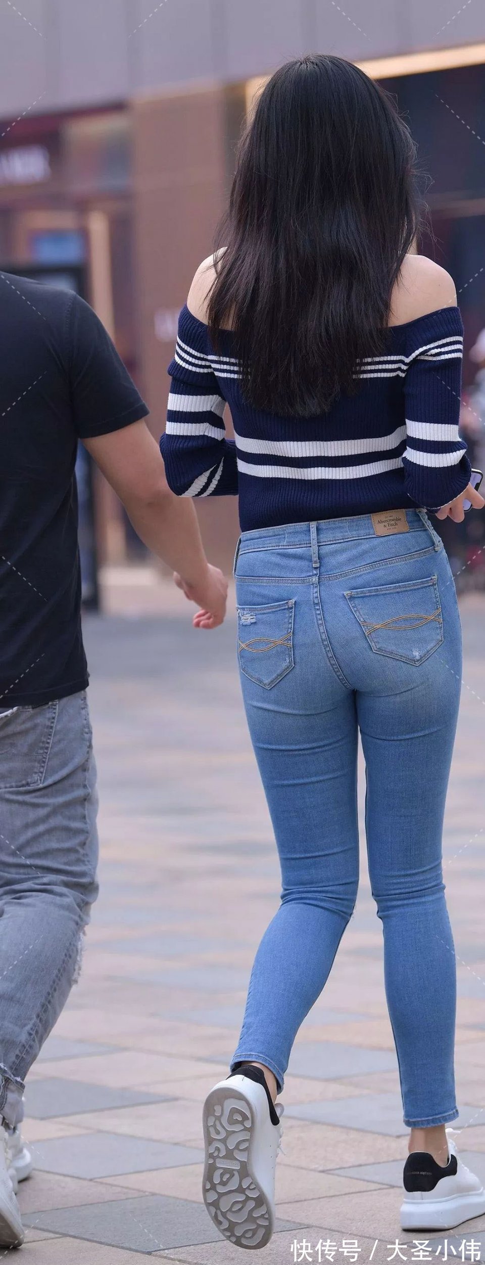 美女|美女街拍:一个很自信的美女,一个人走在街上,散发着独特的味道和气息