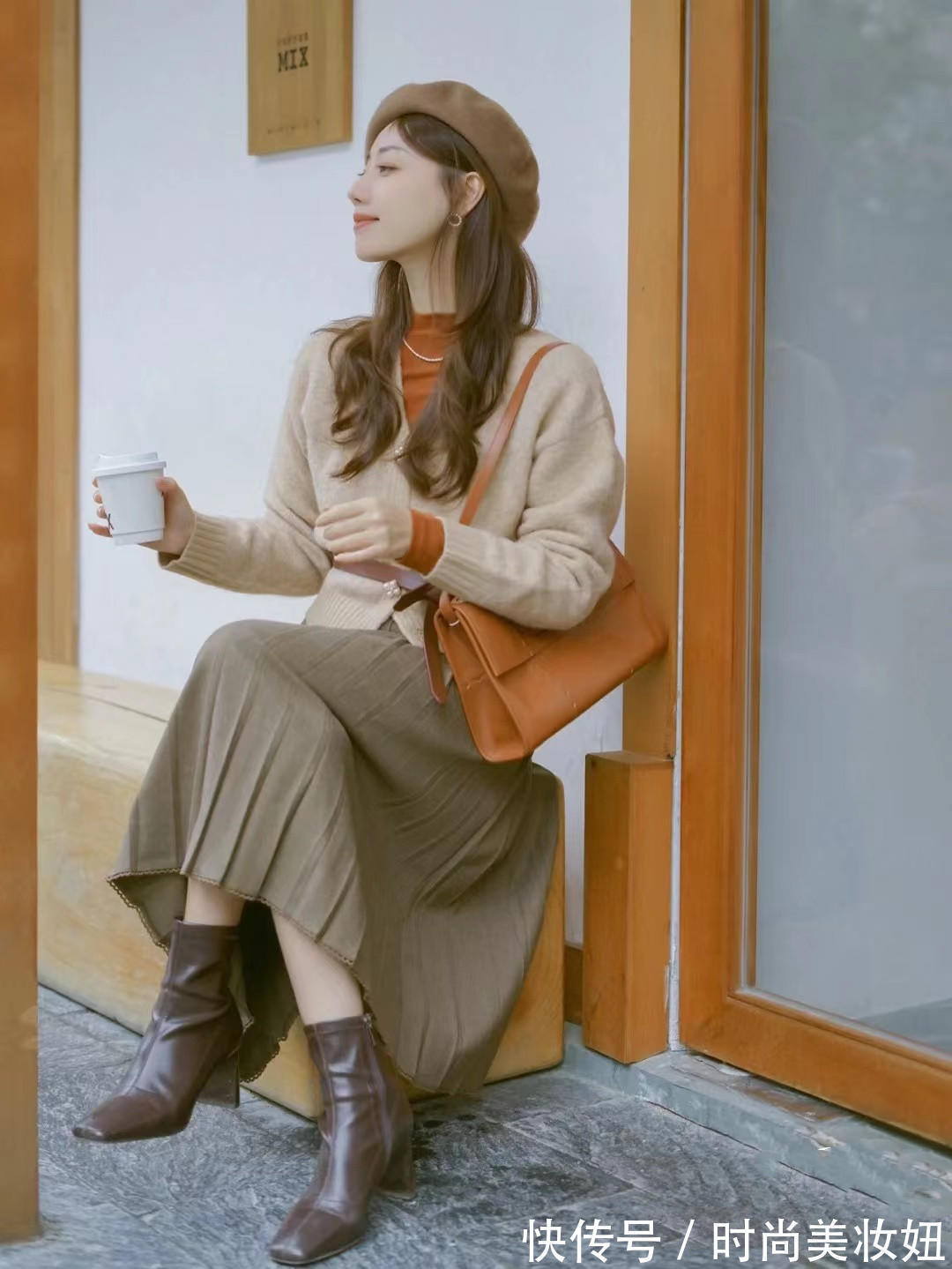 下半身 “百褶裙+短靴”才是冬季正确打开方式,优雅显气质,适合40岁