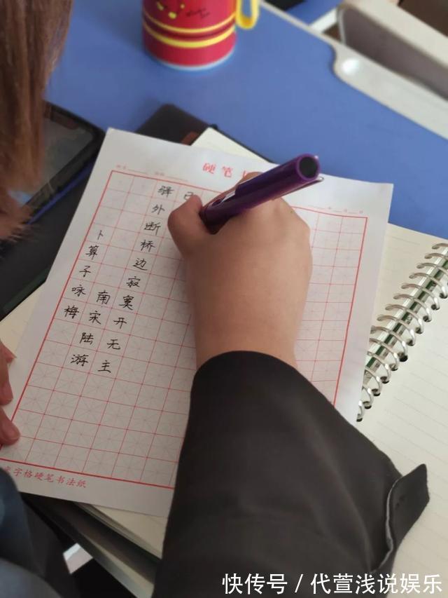 机器人|儿子被罚写“罗”字,妈妈拍照上传后意外火了,网友:赋予了灵魂