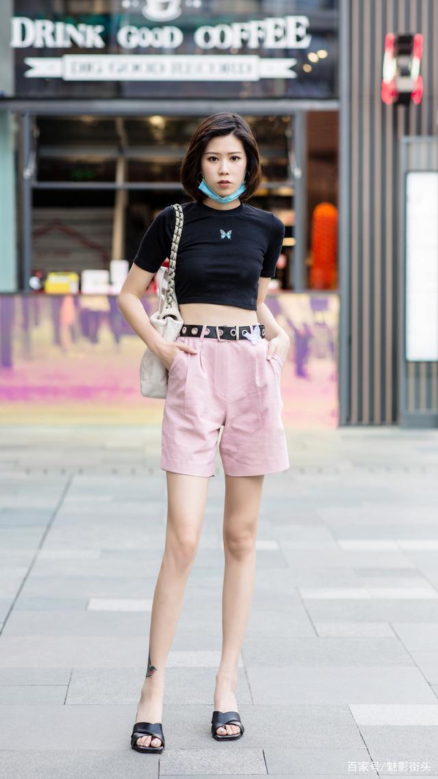 穿短裤的季节,美女选择时尚的五分短裤,穿出清凉感和档次感