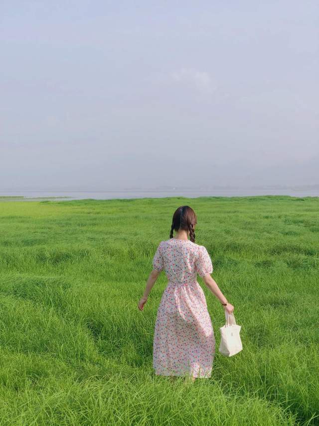 秋天|秋天裙装怎么穿好看?短袖上衣配半身裙简约高级,提升气质又显白