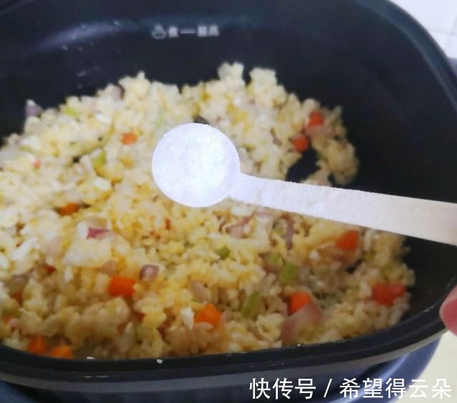美食天下|黄金炒饭,色泽金黄,好看又好吃!