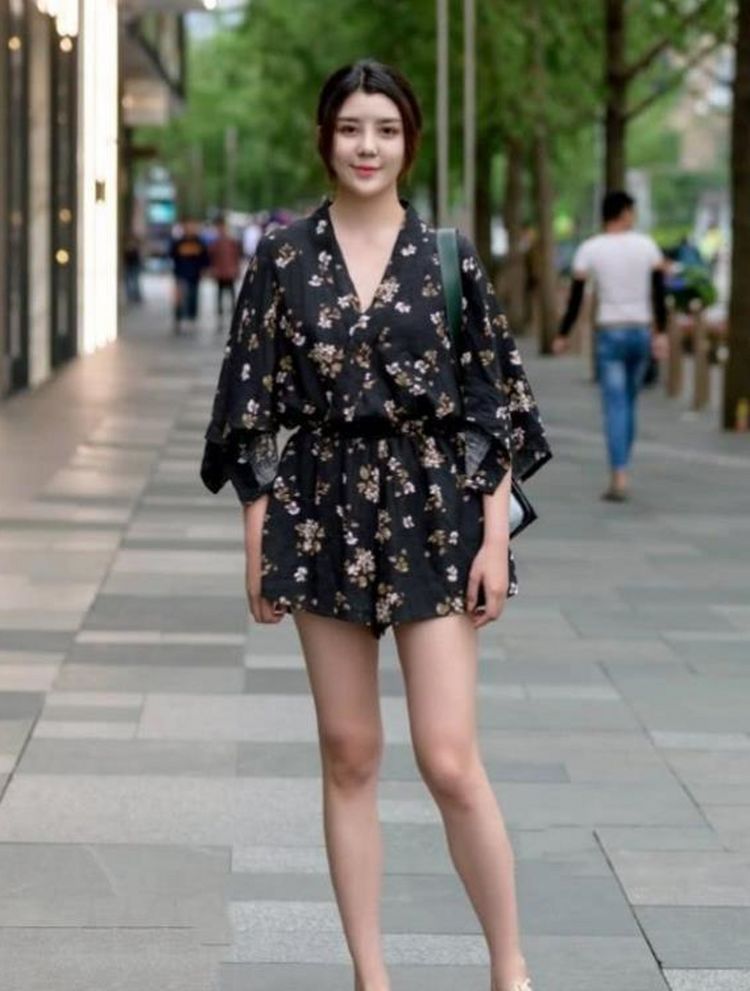 毛线衫|街拍,棕色毛线衫搭配休闲牛仔裤,看起来名媛风十足