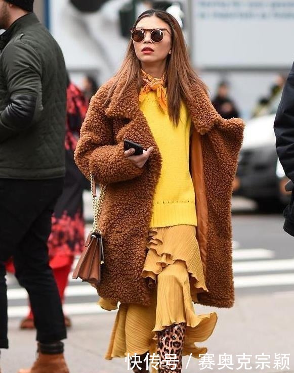 半身裙搭配|最近流行一种“保暖穿搭”,叫“羊羔毛外套+半身裙”,时髦显瘦