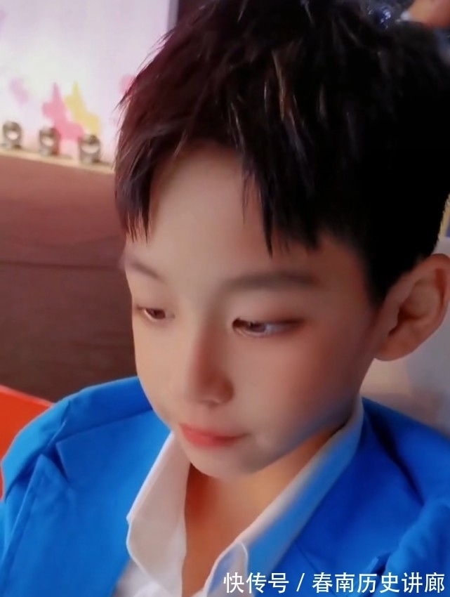 主持人|曹颖晒儿子当主持人的照片，长得眉清目秀，工作十几个小时强度高