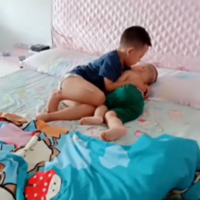 二胎|弟弟要让哥哥哄自己睡觉,之后哥哥的行为,让妈妈看着很感动