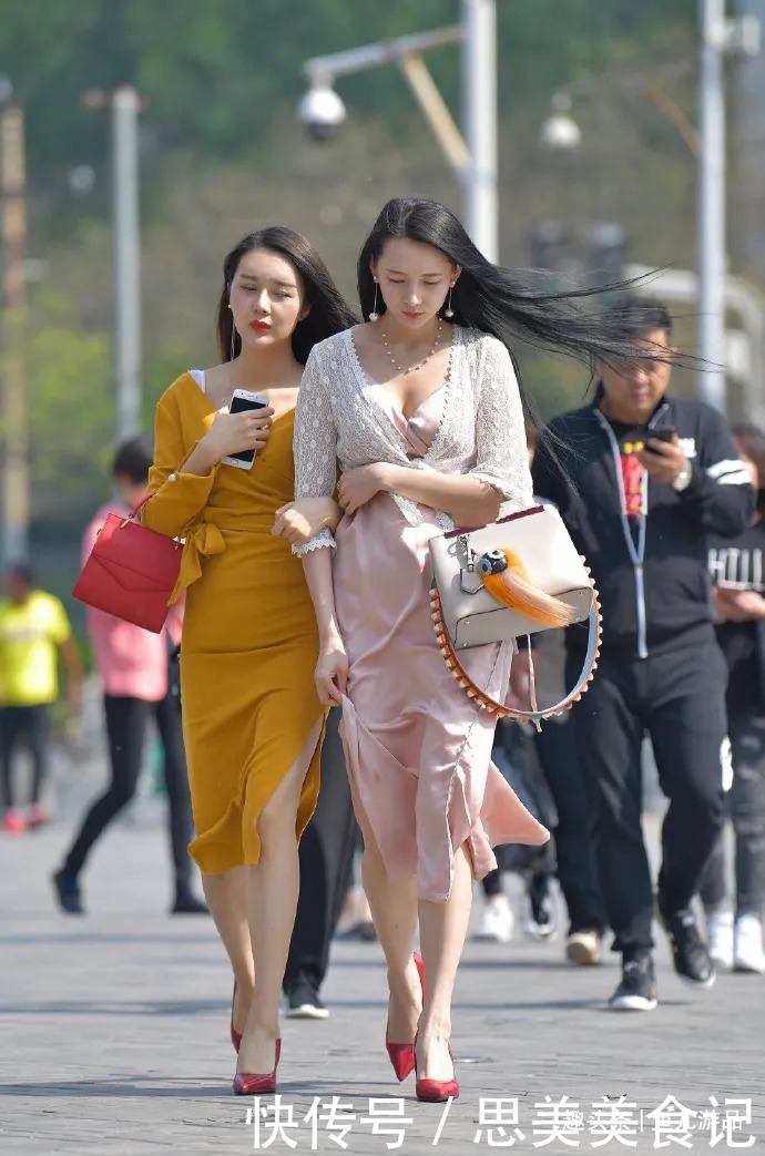 红色高跟鞋|街拍：明黄色v领修身裙搭配鲜红色手提包，时尚大气，简单又大方