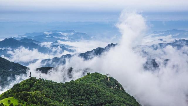 冀晋两省交界处有一处赏春胜地，山顶酷似驼峰，还有云顶花海景观