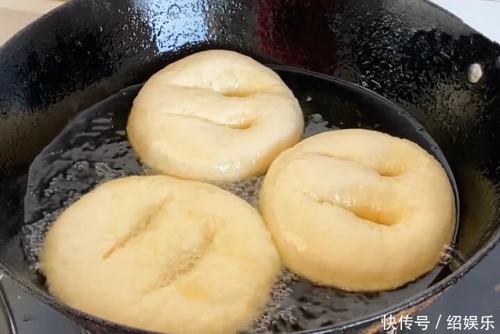  宅在家20多天学会了此面食做法，蓬松暄软，解馋顶饱，比油条好吃