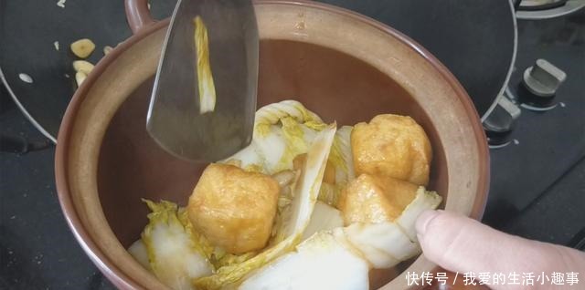 白菜加油豆腐,盖子一盖,既可当菜又可当饭,味美解馋,越吃越香