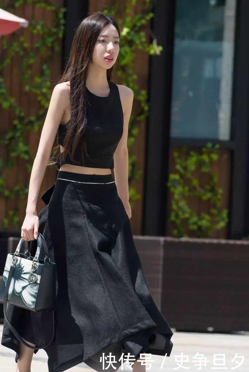 街拍:圆领露脐短背心搭配拼接波浪长裙,楚楚动人奔放气息