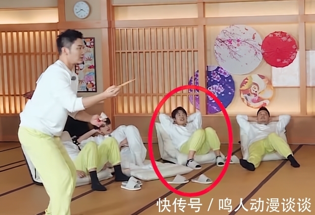 沙溢|郭麒麟脱掉鞋子,谁注意袜子上的图案,“德云大小姐”就是不一样