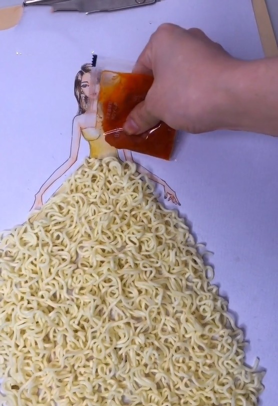美术@美术生吃个泡面都不一样!滴上辣油后,这个效果真的是无敌了!