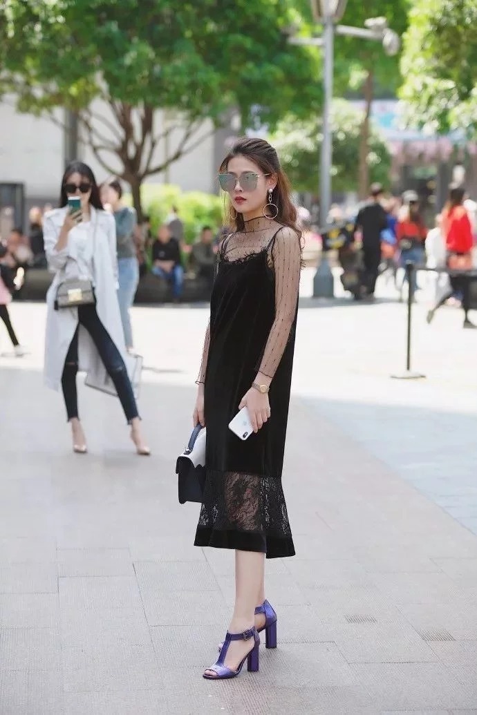 街拍:小姐姐身穿时尚潮装,显得气质干练,看上去美感十足