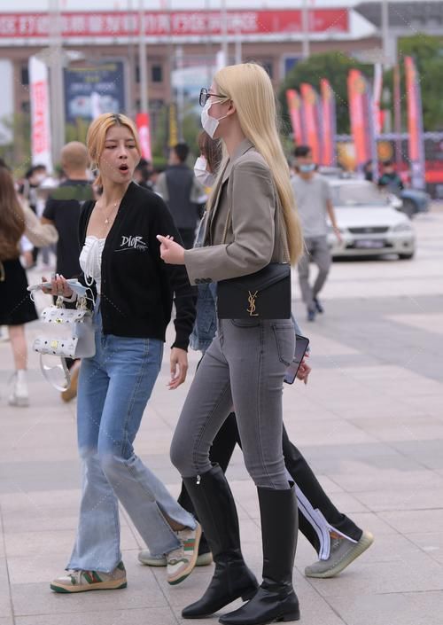 长筒靴的温暖与百搭，整体穿搭更潮酷，显时髦感