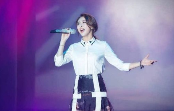 杰克隽逸|她瞒着丈夫参加好声音,走红后却声称自己未婚， 下台就和丈夫离婚